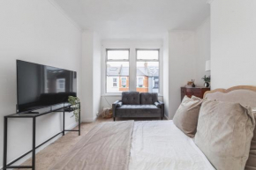 Central 4 Bdr Home - 4 Mins Walk To Station, Private Garden EXPLORE LONDON THIS CHRISTMAS